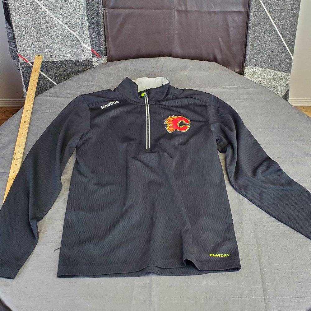 COPY - REEBOK Center Ice Calgary Flames Black 1/4 Zip  S